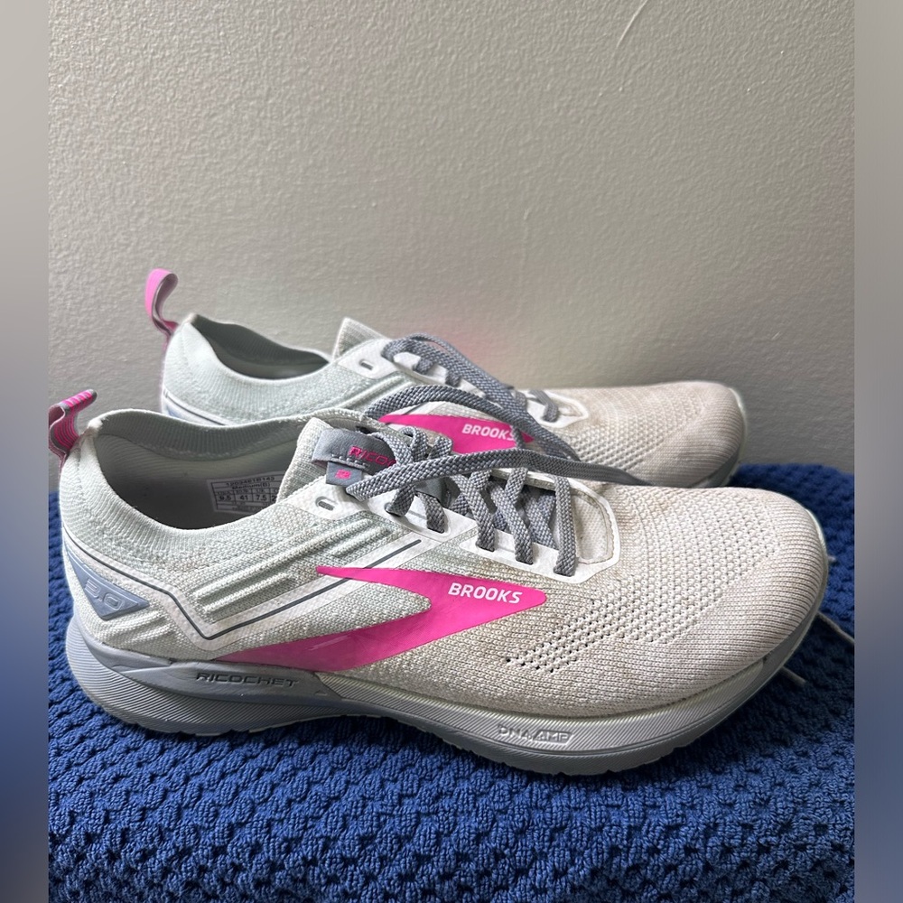 Women’s Brooks Ricochet 3 Running Shoes sz 9.5